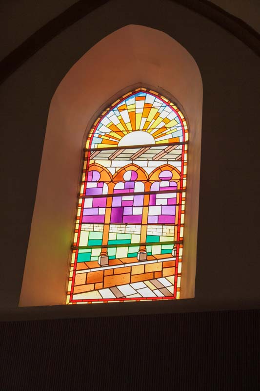 Photo d'un vitrail rénové de l'ancienne chapelle du Clos Saint Gildas