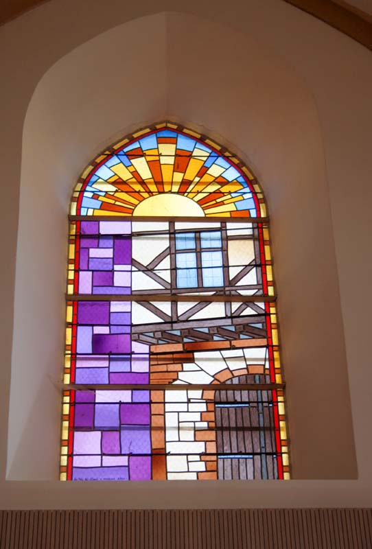 Photo d'un vitrail rénové de l'ancienne chapelle du Clos Saint Gildas