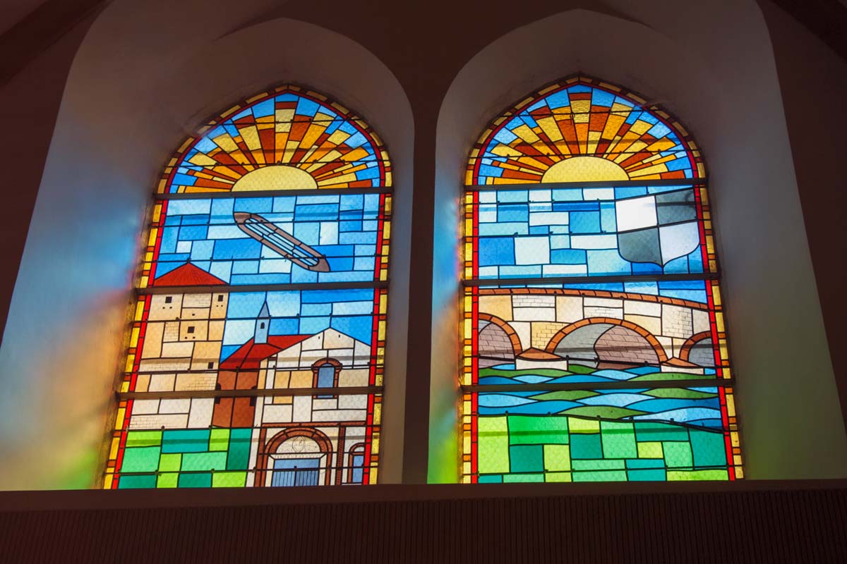 Photo des vitraux rénovés de la chapelle du Clos Saint Gildas