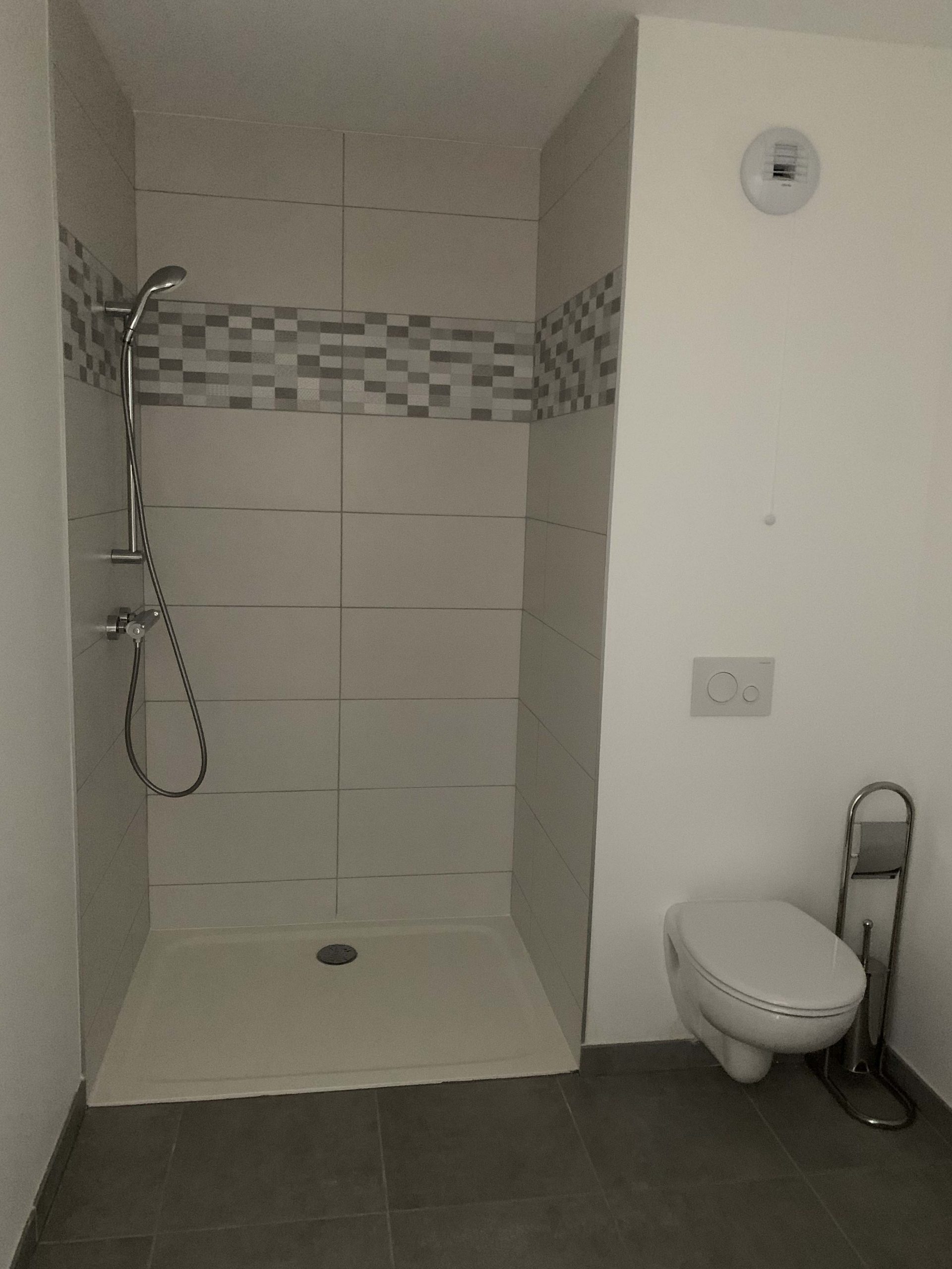 Photo d'une salle de bain avec toilettes et douche
